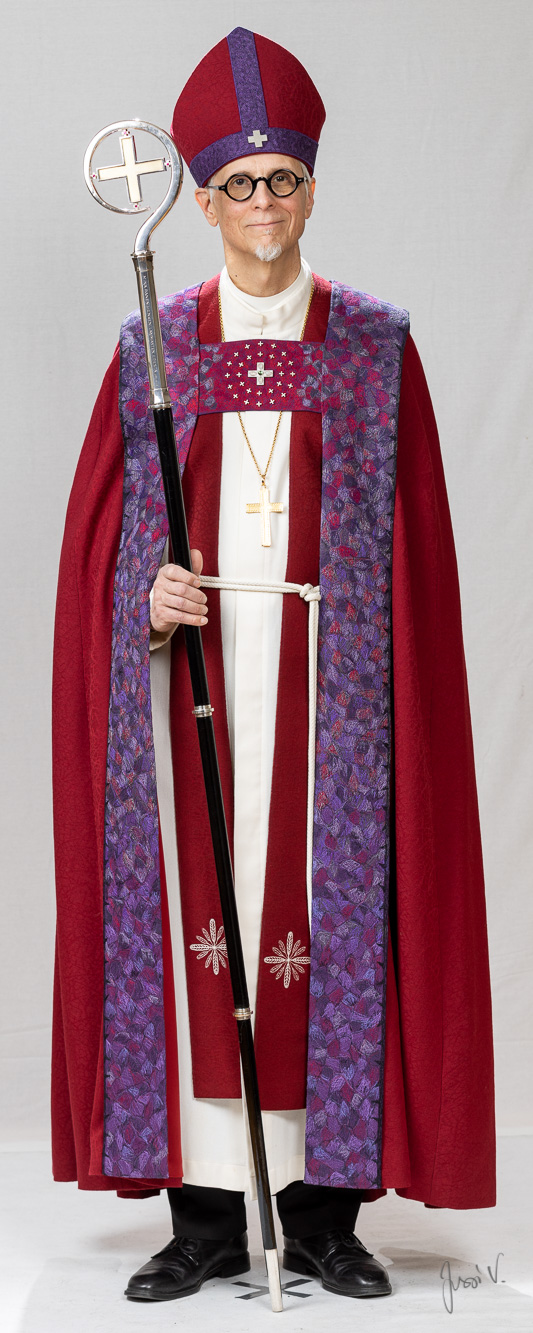 Piispa Repo punasävyisessä piispankaavussaan, hiippa päässä ja piispansauva kädessään.